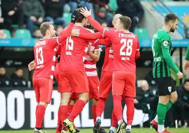 Torjubel nach dem Treffer zum 0:2 durch Torschütze Ronny König.