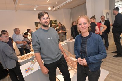 Pia Hackner und Wilhelm Reichel haben „Neuschnee“ als Geschäft übernommen.
