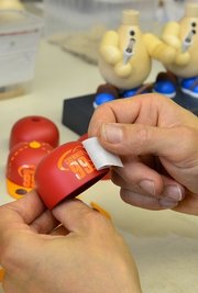Auf der Kappe des hölzernen Spielers findet sich auch der Schriftzug der Niners.
