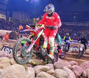 Auf dem Steinfeld der Riesaer Arena zeigte Louis Richter zunächst sein ganzes Können. Später erlebte er dort einen spektakulären Sturz und landete nach einem ungewollten Rückwärtssalto auf dem Rücken. 