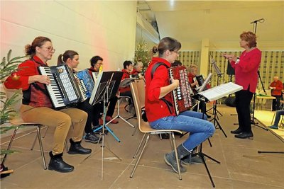 Das Akkordeonorchester Hetzdorf bei einem Auftritt im vergangenen Dezember. 