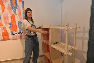 Soffie Beu studiert im vierten Semester im Fach Holzgestaltung. Bei ihrer Arbeit geht es um Verbindungen.