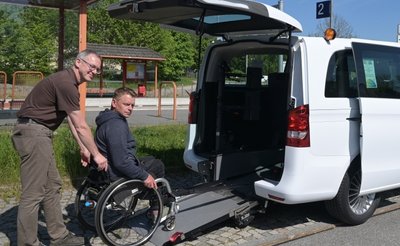 Der Fahrer des Erzmobils, Jörg Rudolf, zeigt Falk Friedrich, wie einfach Rollstuhlfahrer in dem Kleinbus mitfahren können. 