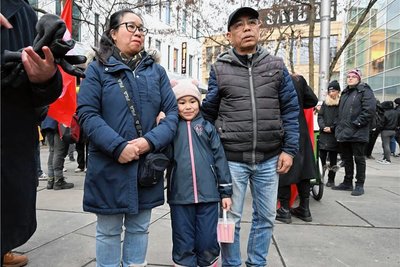 Hoa Nguyen, Emilia Nguyen und Pham Phi Son (von links) bei einer Solidaritätskundgebung für sie im Februar. Die Familie ist von der Abschiebung bedroht. 