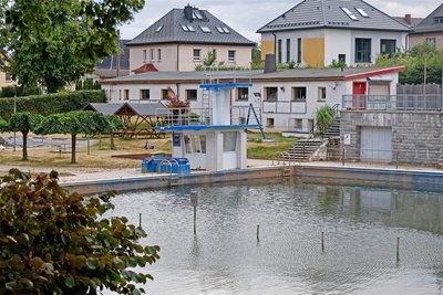 Blick auf das seit knapp einem Jahr geschlossene Sommerbad in Gersdorf.