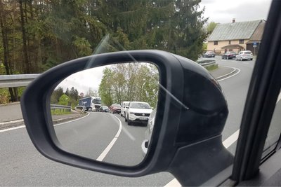 Nach einem Unfall in der Felsenkurve in Rebersreuth staute sich auf der B 92 der Verkehr.