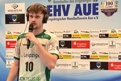 Nick Volmert lief am Freitag noch für die Gäste in der Lößnitzer Erzgebirgshalle auf. Ab kommende Saison ist sie seine sportliche Wohnstube.