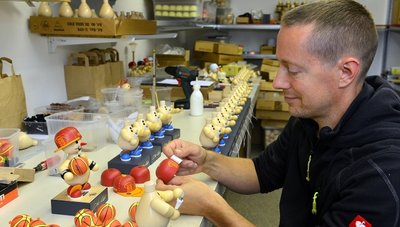 In der Drechslerei im Hainichener Ortsteil Riechberg entstehen alle Figuren in Handarbeit. Tony Wagner arbeitet hier am "Niners City Kid". Die Figur entstand in Kooperation mit dem Chemnitzer Basketballern.