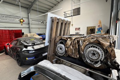 Ein Blick in die neue Halle, wo aktuell alles für das große Fest aufgebaut wird. Im Vordergrund: ein gepresstes Auto. Am Samstag können Besucher erraten, um welches Fahrzeug es sich handelt.
