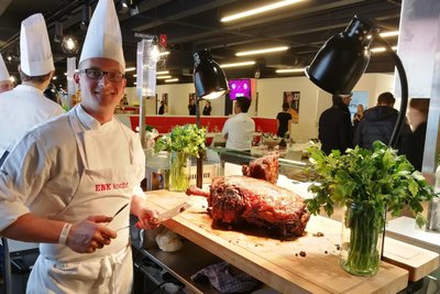 Qualität spricht sich herum. Markus Blömer als Sub-Caterer im VIP-Bereich von RB Leipzig. Dort traf er auch RB-Boss Oliver Mintzlaff.