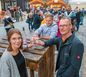 Hotelier Markus Gorny (r.) stieß zu Beginn des Weinfestes am Freitagabend mit den Winzern Philipp und Stephanie Hof an. Die beiden Pfälzer beteiligten sich schon mehrfach an der Veranstaltung in der Saigerhütte. 