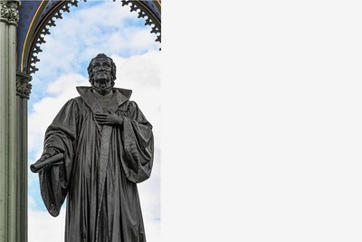 Auf dem Sockel: Philipp-Melanchthon-Denkmal vor dem Alten Rathaus auf dem Marktplatz in Wittenberg. 