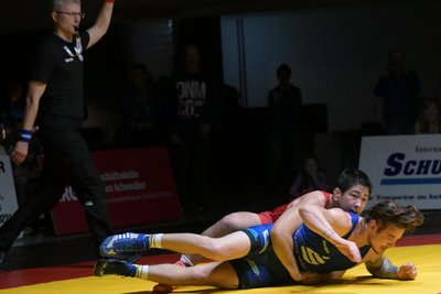Der Werdauer Shohei Yabiku - links im Kampf in der Vorwoche - gewann am Samstag sein Duell wie erwartet.