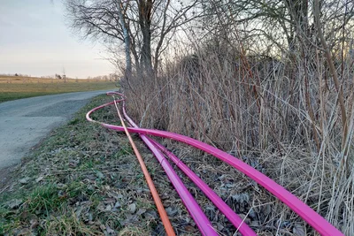 Die bunten Glasfaserkabel bringen in diesen Tagen etwas Farbe ins noch recht graue FKK-Gelände.