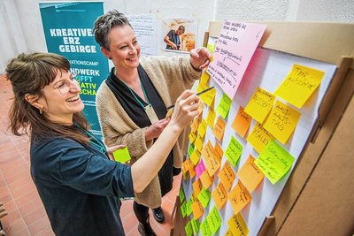 Beim Innovationscamp "Handwerk trifft Kreativwirtschaft" wurden Lösungen für Unternehmen erarbeitet. Im Bild sind Annett Löser (links) und Anne Krauß, die Leiterinnen des Projekts. 