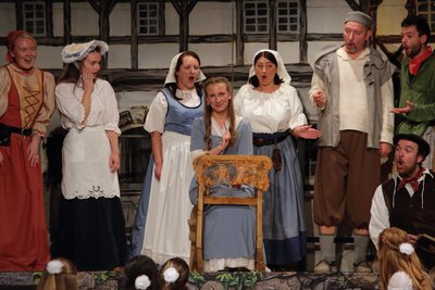 Clara (Anna-Katharina Bittermann, Mitte) bringt den Frauen das Tamburieren bei.