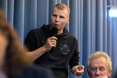 Als Gemeindewehrleiter von der Bad Brambacher Ratsmehrheit abgelehnt: Emil Schüller (23) aus Rohrbach, hier als Fragesteller zur Einwohnerversammlung kürzlich in der Festhalle.