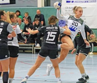HSG-Spielerin Vanessa Brzoska setzt sich in dieser Szene am Weißenborner Kreis durch. Die Abwehrreihen beider Mannschaften machten ihre Sache am Samstag aber insgesamt sehr gut, sodass wenige Tore fielen. 