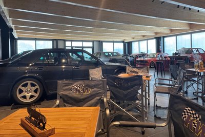 Ein Teil der 1,5 Millionen Euro teuren Halle wird auch als Stellplatz für Oldtimer genutzt.