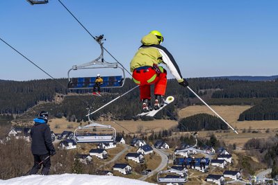 Kunstschnee auf den Pisten , der Rest der Landschaft ist schneefrei: Der Klimawandel setzt vor allem den Skigebieten in den Mittelgebirgen zu.