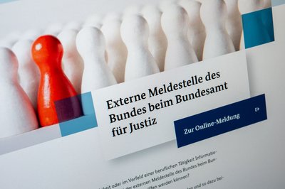 Haben Sie einen Korruptionsverdacht? Dann können Sie sich zum Beispiel anonym an ein Hinweisgeberportal wenden.