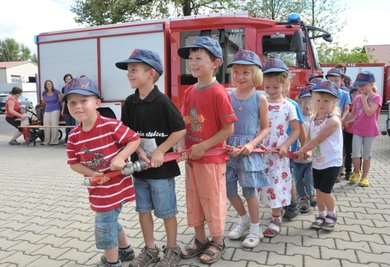 Mit Elan gestalteten die Kinder des evangelischen Kindergartens die feierlichen Übergabe des Mercedes-Löschfahrzeugs 10/6 auf dem Festplatz am Gerätehaus der Freiwilligen Feuerwehr Dittmannsdorf mit.