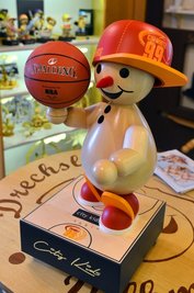 Das große Exemplar, 65 Zentimer hoch, kommt am Samstag zum Heimspiel in die Arena.