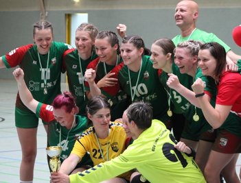 Die BSV-Damen bejubeln mit Trainer Frank Riß den Pokaltriumph. Erfolgreichste Werferin im Finale war Anita Grundmann (12 Tore). 