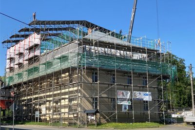 Besonders das große Schutzdach – hier der Abbau im Juni 2023 – hatte bei der Dachsanierung des Bösenbrunner Rittergutes viele Blicke auf sich gezogen. Die letzten Gerüstelemente wurden erst Ende Mai, Anfang Juni dieses Jahres abgebaut.