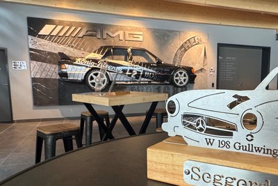 Ein echter Hingucker: Ein längs halbierter Rennwagen ziert die Wand der Garage.
