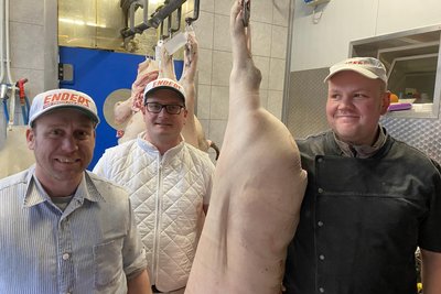 Ein eingespieltes Team. Firmenchef Markus Blömer (Mitte) und seine beiden Gesellen. Fleischer Jens Höppner (links) arbeitet von Beginn an im Unternehmen, Fleischer Toni Schmidt seit acht Jahren.