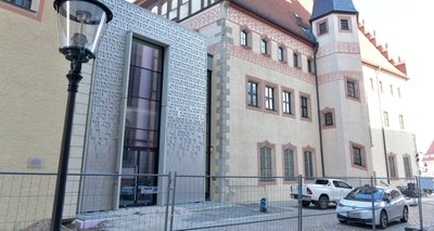 Der Ergänzungsbau am Stadt- und Bergbaumuseum Freiberg soll durch den Schriftzug "Silber" in verschiedenen Sprachen die Quelle für die historische Entwicklung Freibergs verdeutlichen. 