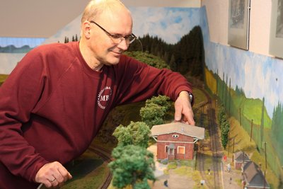 Ralf Schönberger zeigt den Jahnsbacher Bahnhof, eine Besonderheit der Anlage.