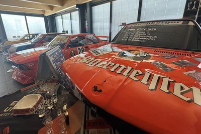 Neben den historischen Rennwagen steht ein umgebauter Fahrsimulator (im Vordergrund), an dem die Besucher am Samstag ihre Fahrkünste unter Beweis stellen können.