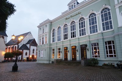 Das Theater in Crimmitschau ist am Samstagabend Anlaufpunkt für Rock ’n’ Roll-Fans.