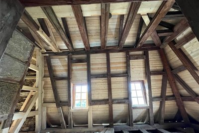 Blick in einen Teil des erneuerten Dachstuhls im Rittergut Bösenbrunn: Altes Holz dunkel, neues hell. Die im Bau um gut 15 Zentimeter angehobene Konstruktion bezeichnen die Architekten als Rarität.