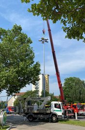 Demontage eines Mastes der Straßenbahnbeleuchtung.