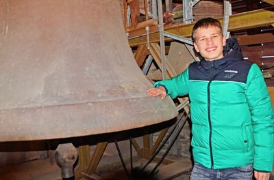 Johnny Geipel neben einer der drei Neumarker Glocken. Deren Geschichte ist eng mit dem Ersten Weltkrieg verknüpft und mit einem Engpass an Material und Gießkapazität in der Glockengießerei Apolda.