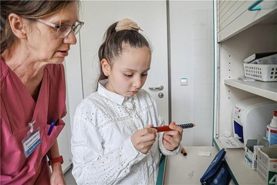 Mit acht Jahren spritzt sich Sanarya selbst das lebensnotwendige Insulin. Kinderkrankenschwester Karin Hertel hilft dem Mädchen, ihren Insulinpen vorzubreiten. Die Menge des gespritzten Insulins ist abhängig von den Kohlehydraten, die es zu sich nimmt und die für jede Mahlzeit gezählt werden müssen. 