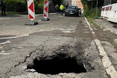 In Annaberg-Buchholz ist Dienstagmittag ein riesiger Hohlraum unter der Bärensteiner Straße in der Nähe des Berufsschulzentrums entdeckt worden.
