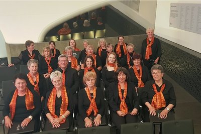 Der Frauenchor Reichenbach unmittelbar vor seinem Auftritt im Paulinum in Leipzig. 