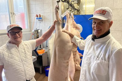 Dr. Uwe Müller (rechts): „Die Qualität hier ist einfach nur top, und das hat seine Gründe.“ Über dieses Zeugnis freut sich natürlich auch Firmenchef Markus Blömer.