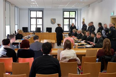 Der Prozess am Landgericht Chemnitz hatte ursprünglich bereits im April beginnen sollen. Wegen einer Panne bei der Ladung der Angeklagten verschob sich der Auftakt um zwei Wochen.