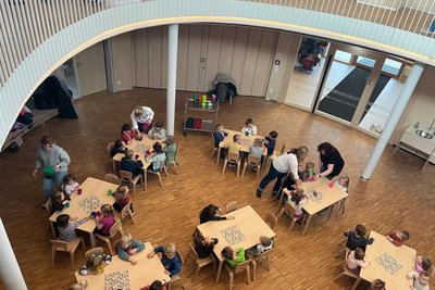 Auch die Aula im Zentrum der Kita hat die Form eines Ei.