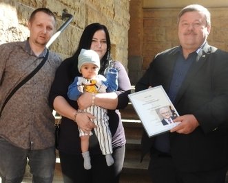 OB Sören Kristensen bei der Übergabe der Ehrenpatenschaftsurkunde an Familie Göpel.