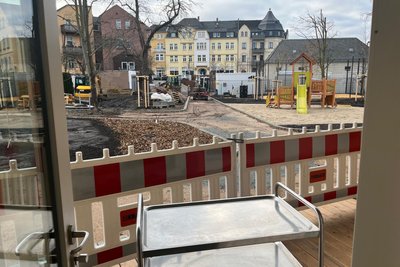 Auch an den Außenanlagen haben die Handwerken noch ein bisschen was zu tun.