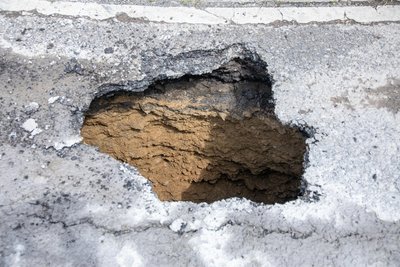 Bauamtsleiter Christian Uhlig zufolge wird das Loch auf eine Tiefe von rund 15 Metern geschätzt.