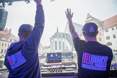 InPulz-DJ Pul Blitz und Robson machen Stimmung am Bierdorf.