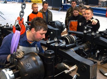
              <p class="artikelinhalt">Schüler aus Großrückerswalde und Jöhstadt haben anlässlich der Woche der offenen Unternehmen die Firma Doll Sachsen besucht. Meister Hendrik Mittelsdorf (hinten rechts) stand dabei Rede und Antwort.</p>
            