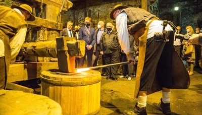 Politprominenz aus Sachsen ließ sich vom Hammerwerk begeistern.